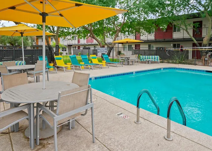 2b1b Stylish Haven - Pool And Parking Apartment *