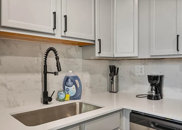 2b1b Stylish Haven - Pool And Parking Apartment